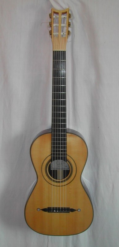 chitarra da Louys Panormo (London, 1838), copia del liutaio Marian Burri (Milano, 1995)
tavola abete, fondo e fasce palissandro indiano, manico mogano, tastiera ebano, ponticello ebano