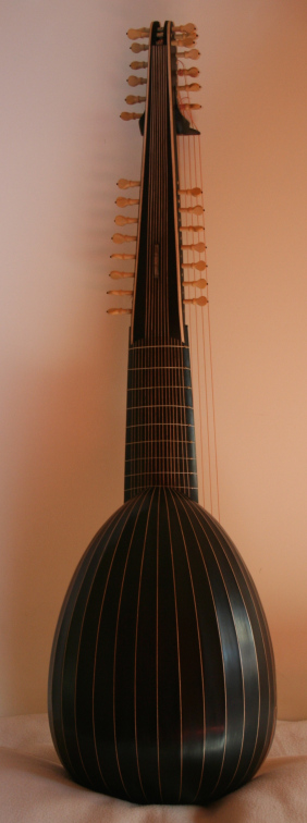 arciliuto a 14 ordini, da M. Sellas (Venezia, 1637), copia del liutaio Francesco Contò (Venezia, 2011) - tavola armonica di abete dal di Fiemme. cassa a 17 doghe in ebano con filetti in acero, tastiera in ebano