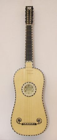 chitarra barocca a 5 ordini, da René Voboam (Paris, 1641), copia del liutaio Anna Radice (Bologna, 2008) - tavola armonica di abete Val di Fiemme. fasce ebano in tre parti, fondo a sei doghe in pero, tastiera in ebano, rosa a 5 piani in carta pergamena